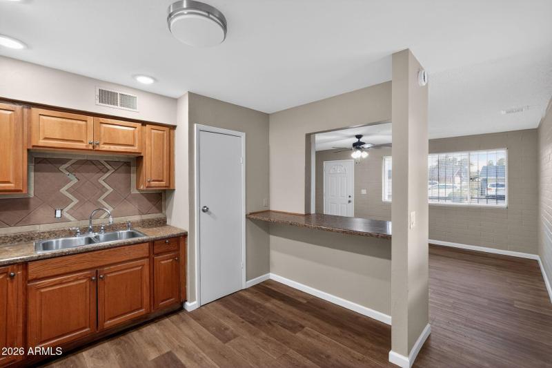 23_4127_N_74th_Ave_Phoenix_AZ_85033-Kitc