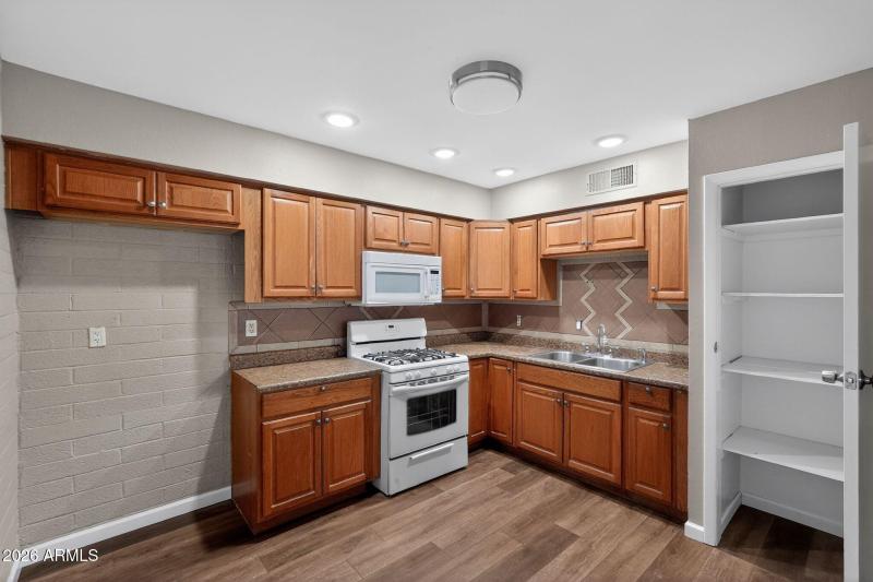 24_4127_N_74th_Ave_Phoenix_AZ_85033-Kitc