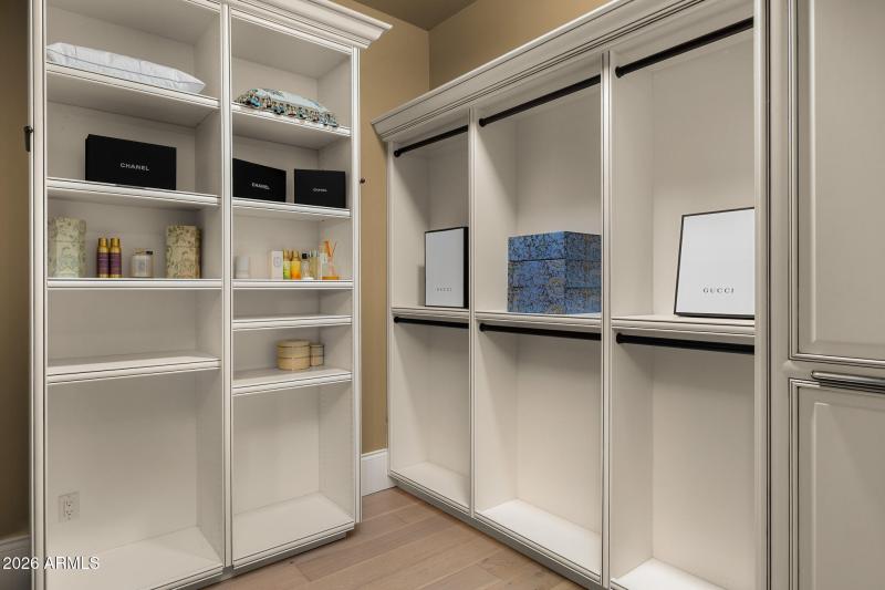 35primary_her closet2