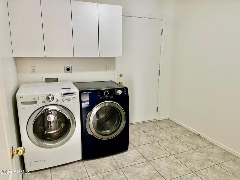 Huge Laundryroom