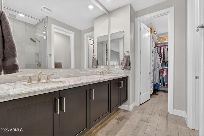 Suspended / Underlighted Cabinets