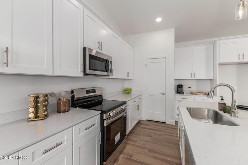 17 Sandstone Mountain