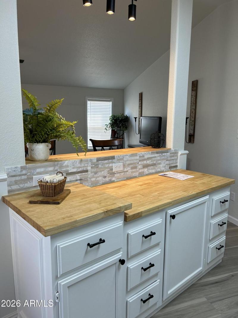Kitchen island & Cabinets