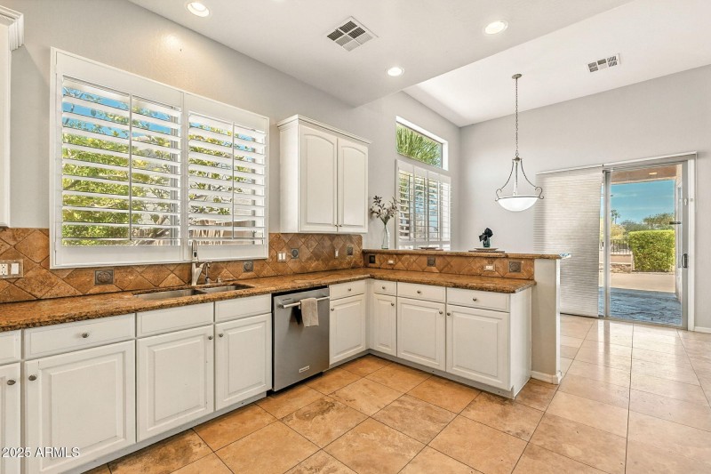 31-web-or-mls-Parkcrest-31