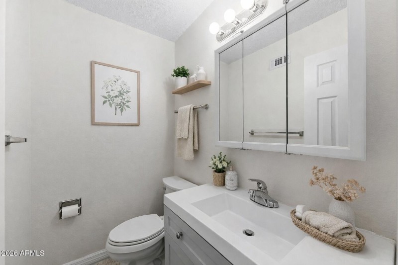 ddb80078-d065-404f-b148-d1e76acba1d2