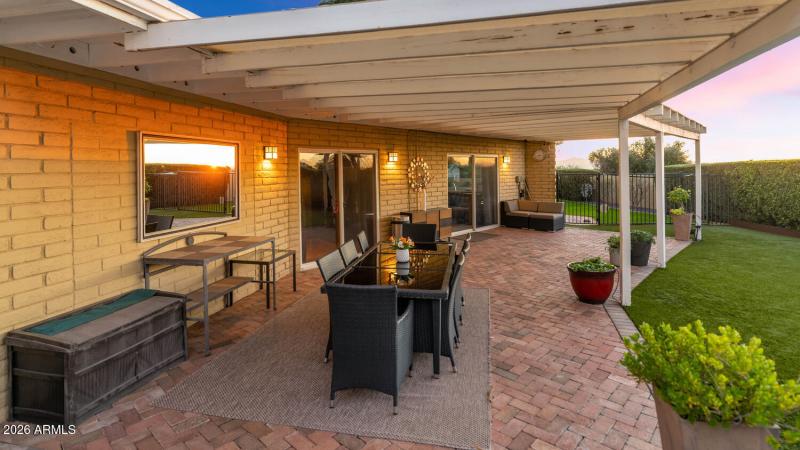 2260 E Palmaire Ave-large-043-051-TOD432