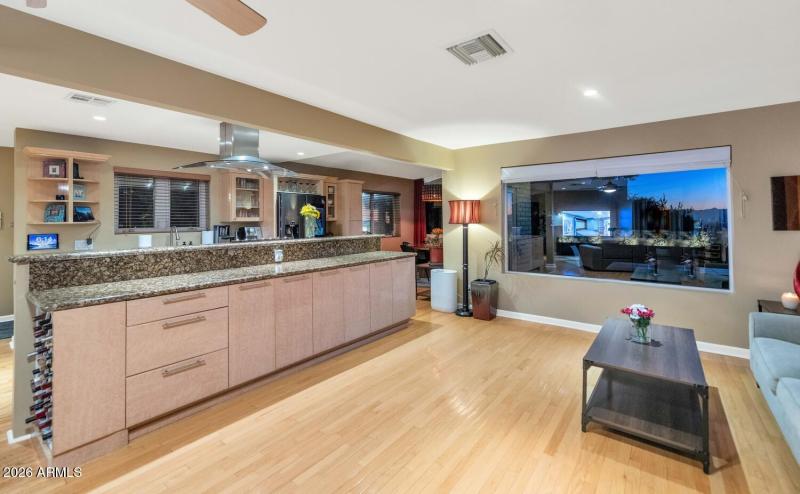 2260 E Palmaire Ave-large-057-041-TOD436