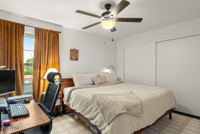 011_Guest Bedroom with Desk