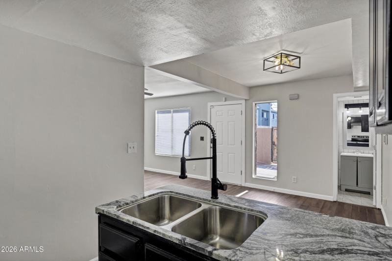 5220 W Lynwood St-10