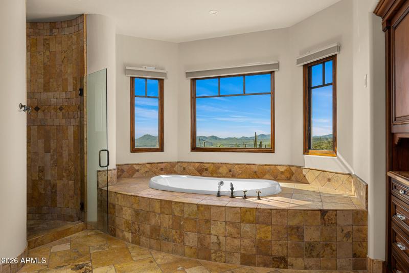 31primary bath suite2