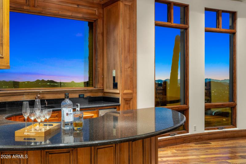 81bar lounge_twilight