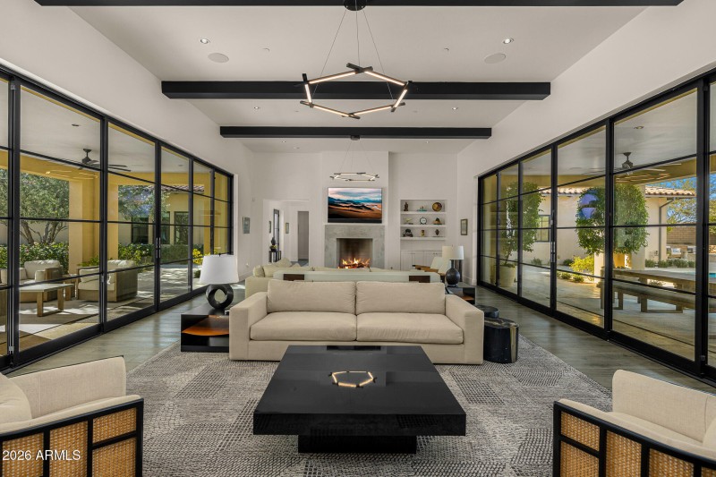 09great room_doors closed