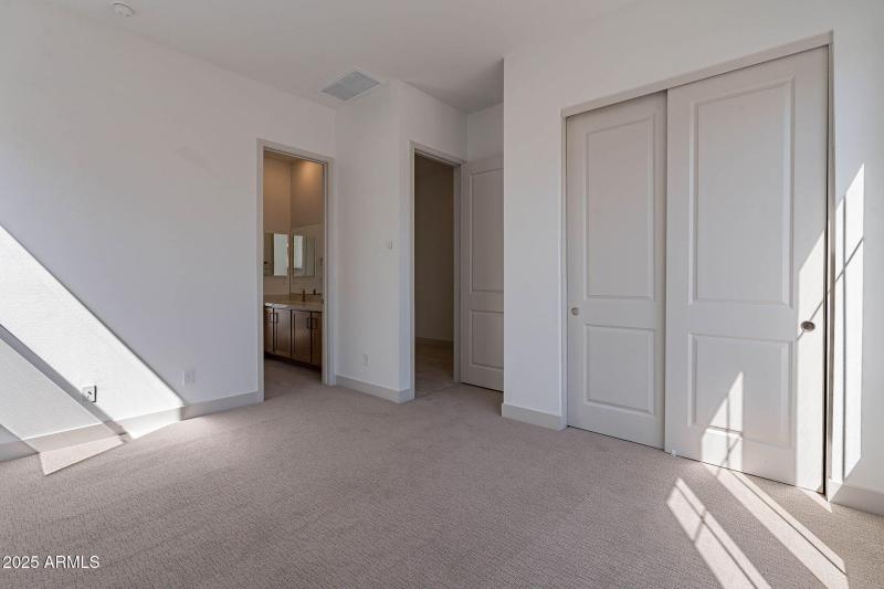 35-web-or-mls-Meadowbrook-35