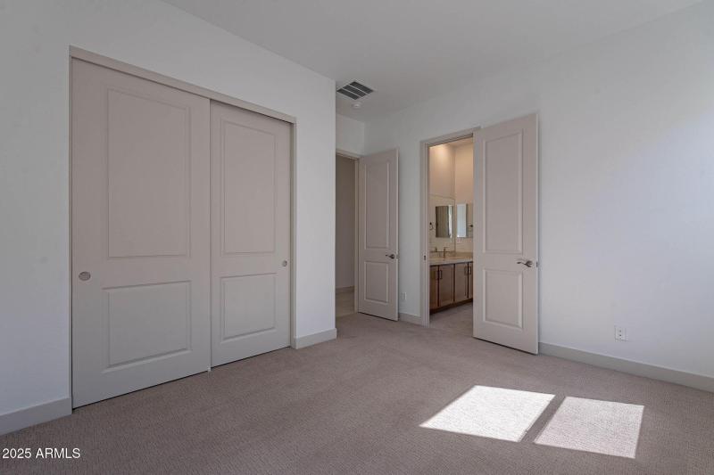 37-web-or-mls-Meadowbrook-37