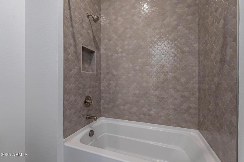 39-web-or-mls-Meadowbrook-39