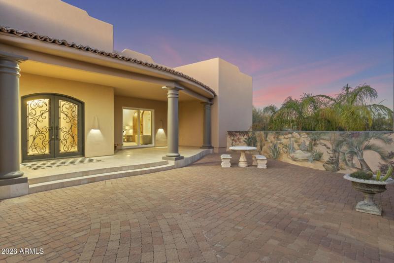 A Scenic Mural Creates an Oasis