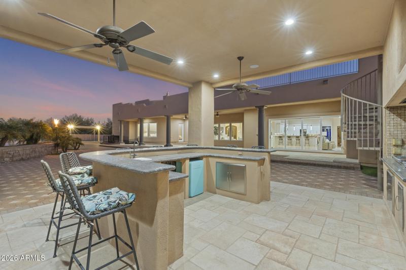 Large Bar Area W/Sink & Seating