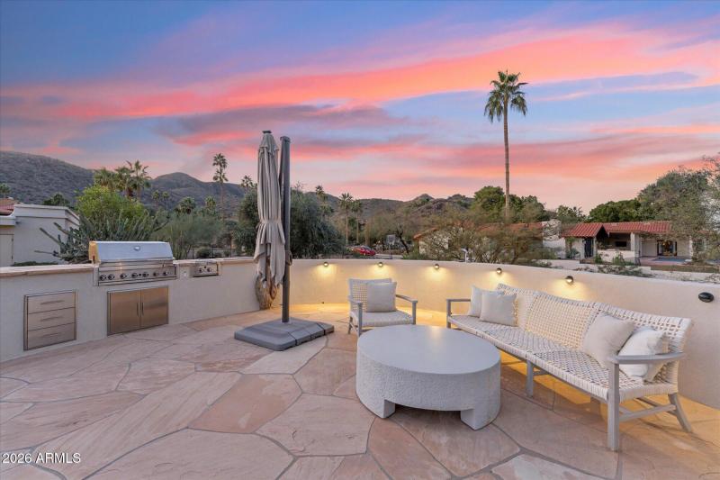 Built-In BBQ Area w/Mtn Views