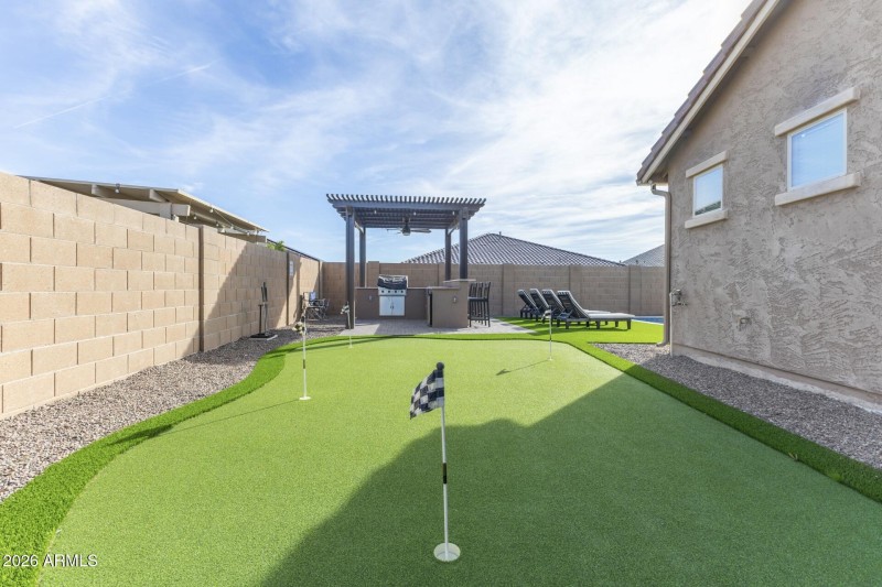 Putting green with multiple pins