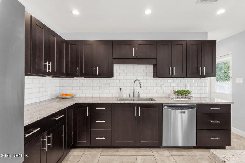 17-web-or-mls-8520-e-plaza-ave