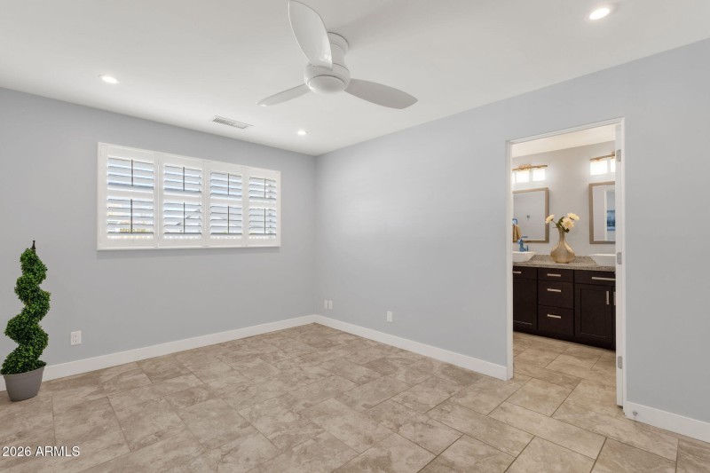 24-web-or-mls-8520-e-plaza-ave