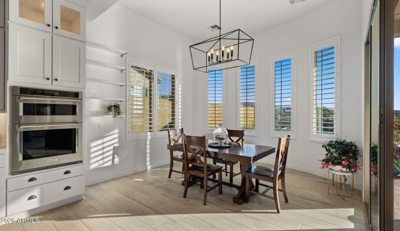 24-web-or-mls-Dining Nook1