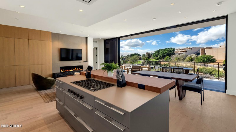 4849 N Camelback Rdg Dr-large-011-029-48