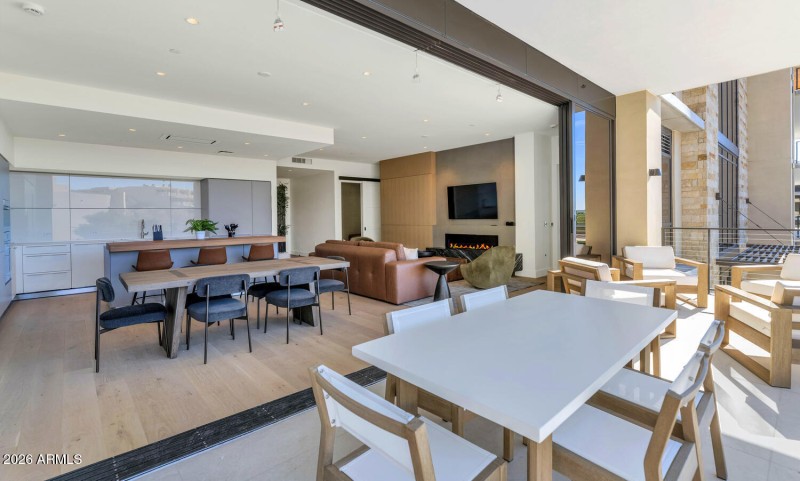 4849 N Camelback Rdg Dr-large-021-034-48