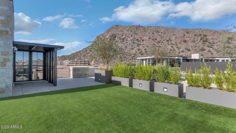 4849 N Camelback Rdg Dr-large-035-024-48