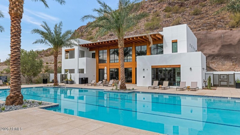 4849 N Camelback Rdg Dr-large-038-026-48