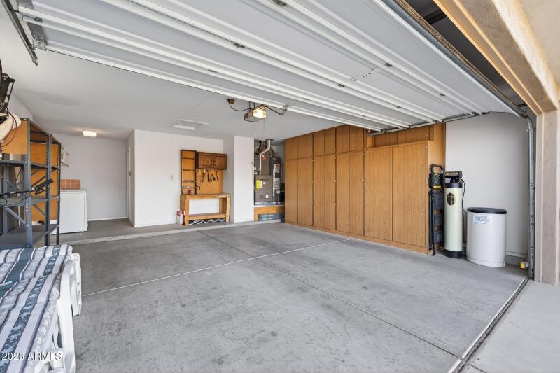 Garage w/cabinets