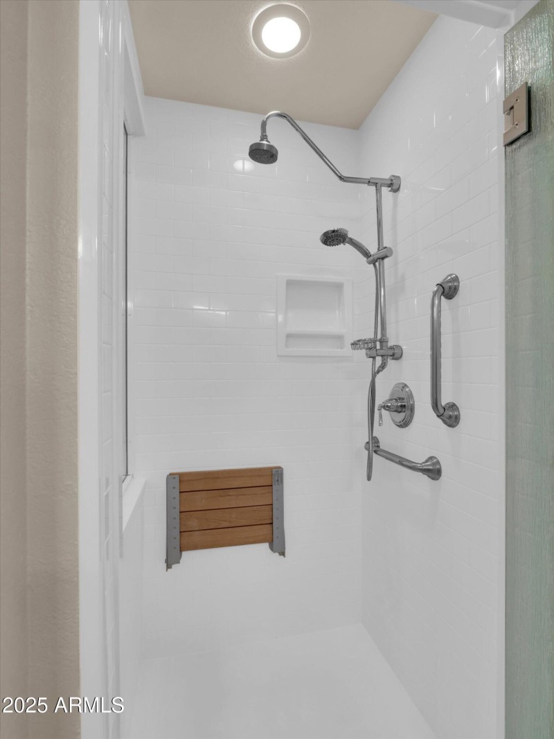 Master Bath & Closet (5)