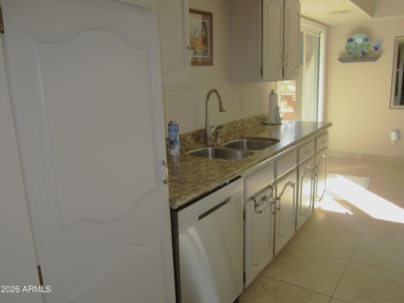 10 423 KITCHEN WITH EATING AREA