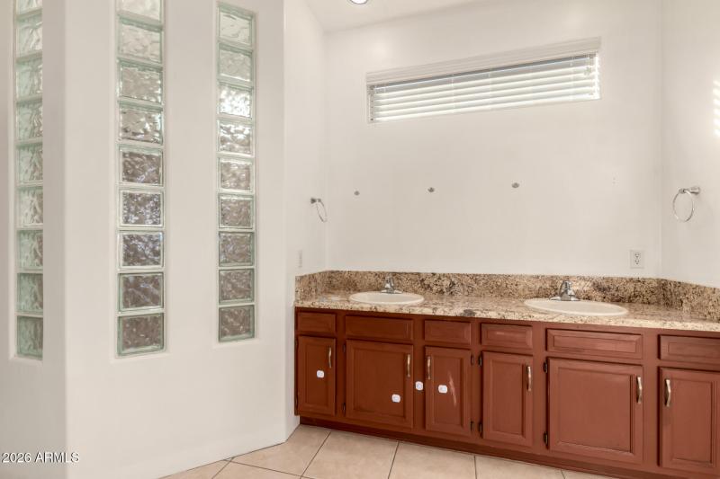 26 - Orangewood 7802