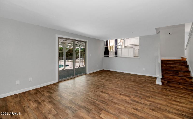 1927 E Crocus Dr-large-018-026-1927 E Cr