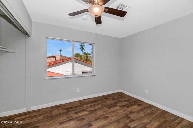 1927 E Crocus Dr-large-030-024-1927 E Cr