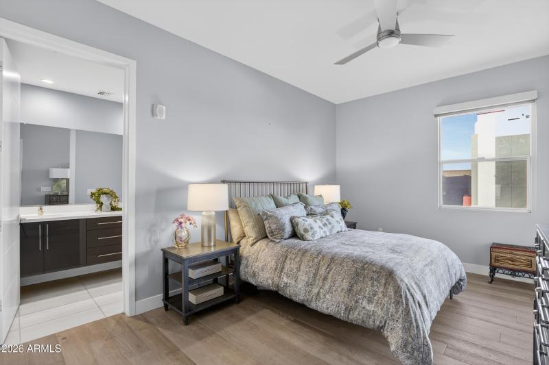 Guest Bedroom w/ en-suite