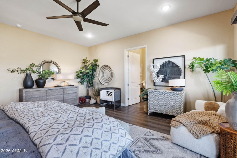 24-Primary Bedroom (4)