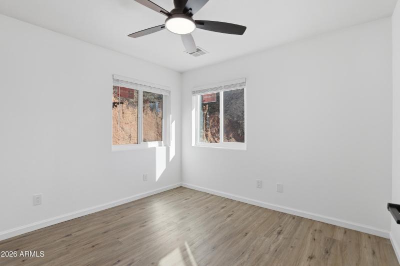 mls-414_Frontier_St_003