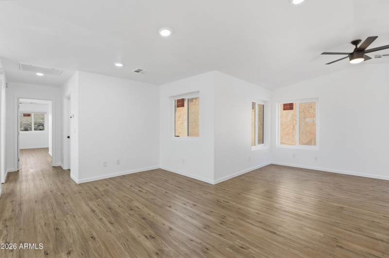 mls-414_Frontier_St_005