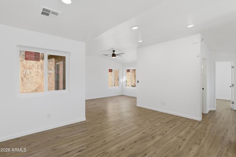 mls-414_Frontier_St_010