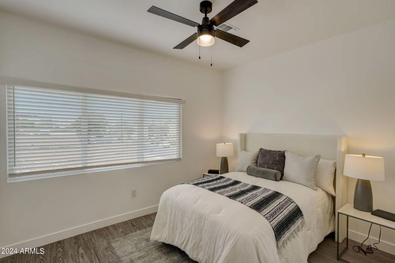 50367-3645 E Earll Dr-012