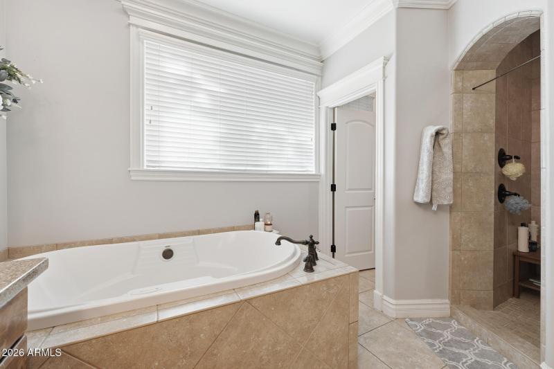 025-primary-bathroom