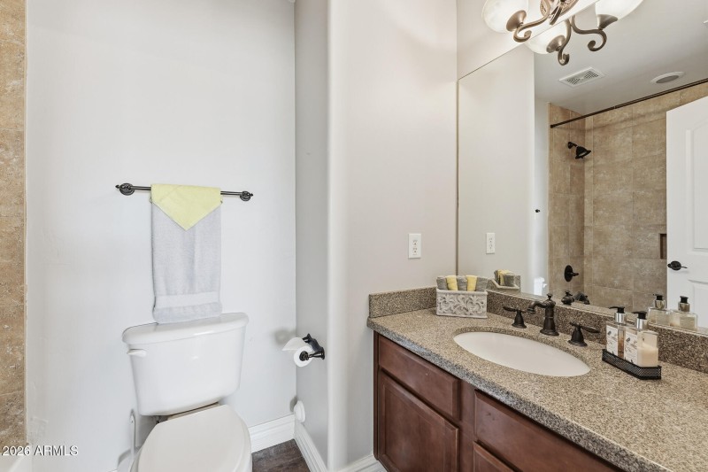 032-ensuite-bathroom