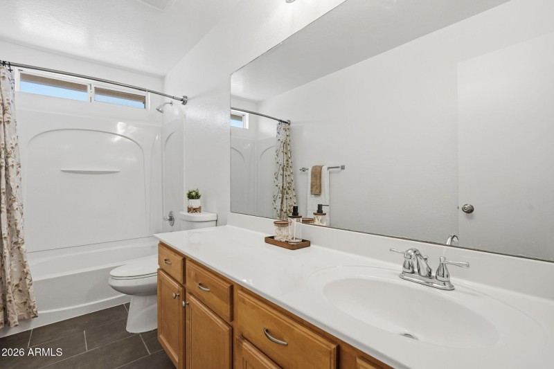 Upstairs Full Bathroom