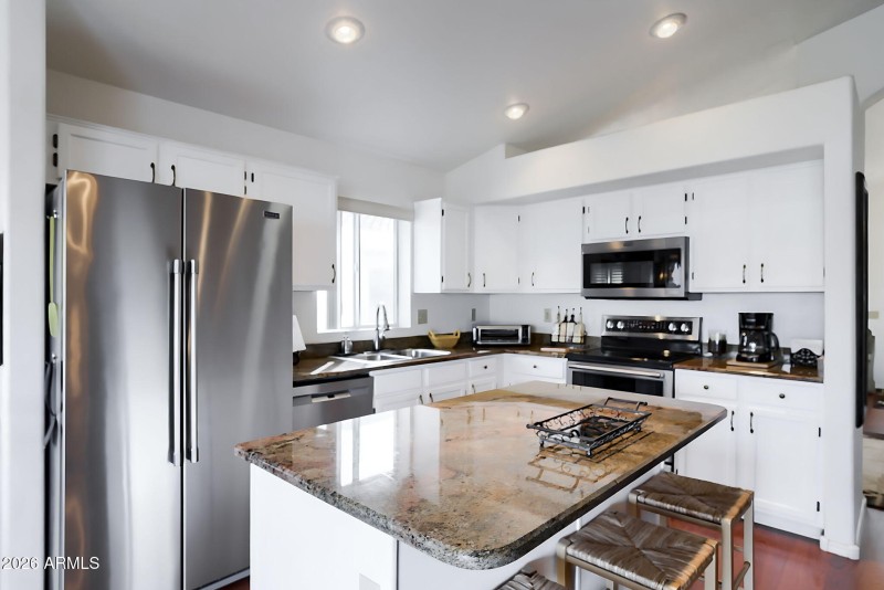 010__458 W Smoke Tree Rd