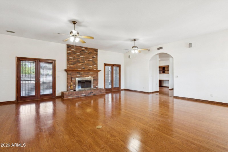 8-web-or-mls-7002-w-surrey-ave