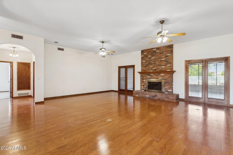 9-web-or-mls-7002-w-surrey-ave