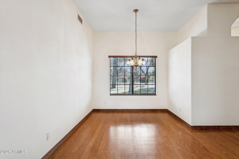 10-web-or-mls-7002-w-surrey-ave