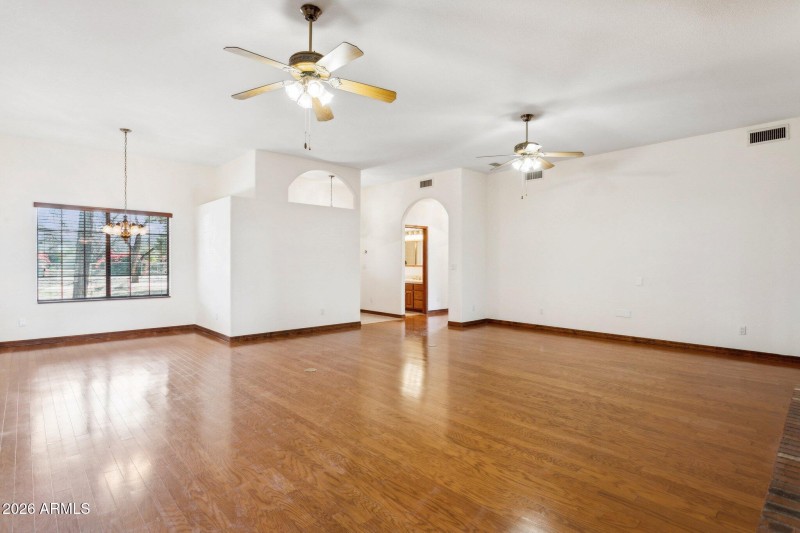 11-web-or-mls-7002-w-surrey-ave